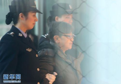11月16日，在北京首都机场，“百名红通人员”头号嫌犯杨秀珠回国自首。 新华社记者 殷刚 摄 图片来源：新华网