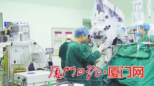 　五院神经外科引进人才刘晓谦教授和崔立山教授同台开展微血管减压术 。