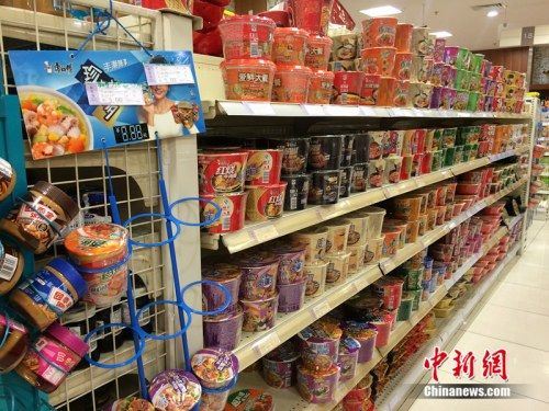北京一家超市货架上摆放的方便面。中新网 邱宇 摄