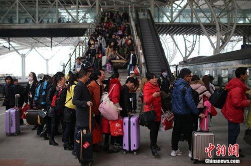 1月10日，大批旅客在南京火车站乘坐火车出行。春运临近，大批外来务工人员和高校提前放假的学生为避开乘车高峰开始提前返乡，火车站、汽车站等交通窗口客流先涌。中新社记者 泱波 摄