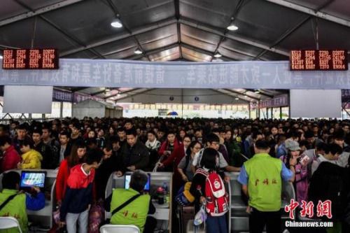 1月11日，广州火车站广场上，大批返乡旅客排队验票进站。中新社记者 陈骥旻 摄 