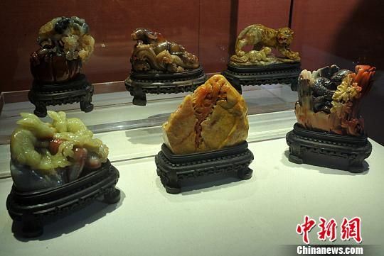 1月1日，在福州一展馆内，用寿山石雕刻的“十二生肖”作品。　张斌 摄
