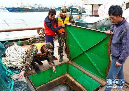 1月11日，连江县公安边防民警在黄岐海域对一艘船只进行检查。
