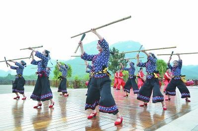 演员在表演武夷山民俗刀花舞。