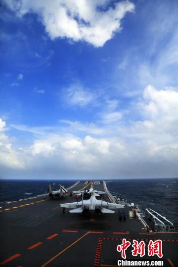 中国海军辽宁舰编队在南海进行训练。　张凯 摄