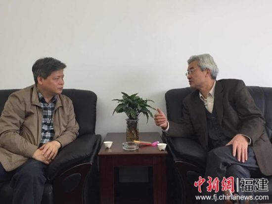 图为李川在接受本网记者专访之前，与中新社福建分社徐德金社长交谈。 