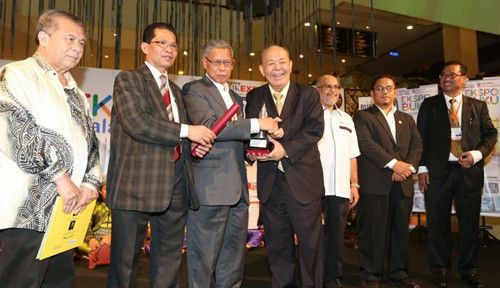  慕斯达法（左三）颁发2016年度最高荣誉书籍奖项给吴德芳（右四）。（马来西亚《星洲日报》）