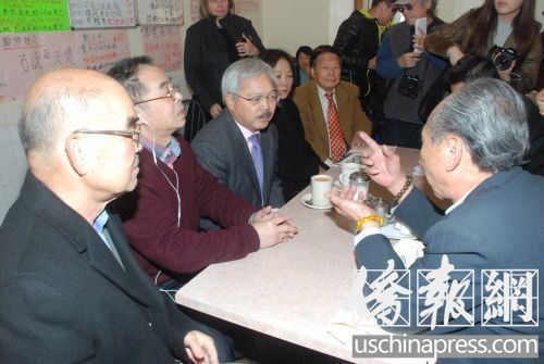 康年海鲜酒家董事总经理李彪(侧对者)向李孟贤提出中国城需要改善的工作，李孟贤仔细聆听。(吴卓明 摄)