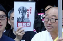 日民众示威反对解禁集体自卫权 安倍“变身”希特勒