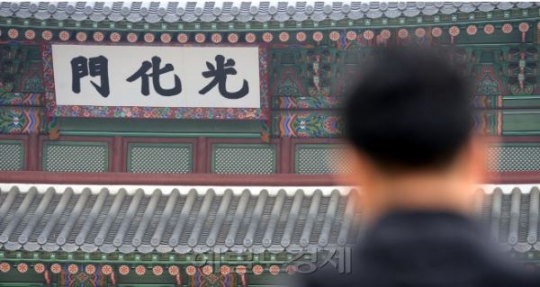 图注：韩国“国门”光化门牌匾再现裂痕