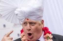 伦敦市长鲍里斯参观印度教寺庙 奇葩头巾造型雷人