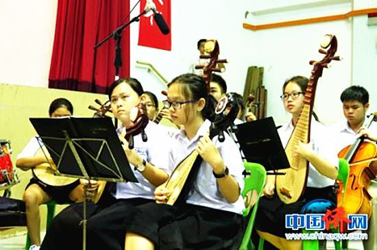 当地时间1月16日下午，“文化中国·四海同春”艺术团在马来西亚古晋中华第一中学大礼堂内，与该校师生展开了一场别开生面的文化交流。图为该校华乐团表演。(陆春艳 摄)