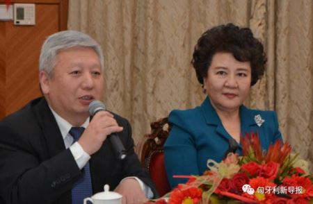 中国驻匈牙利大使段洁龙（左）与国侨办主任裘援平（右）与匈牙利侨团代表进行座谈。（匈牙利《新导报》）