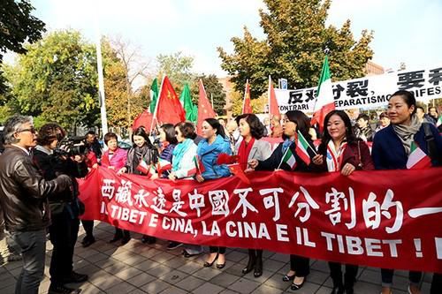 去年10月，米兰侨界举行示威，抗议米兰市议会授予达赖喇嘛荣誉市民称号。图片来自意大利新闻网