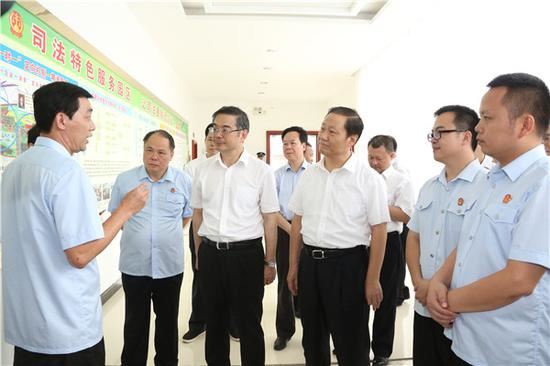 图为周强、彭清华在扶绥县人民法院中国-东盟青年产业园巡回法庭调研。黄建 摄