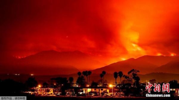 图为在加州圣伊内斯远眺，山火将天空“染”成了红色。